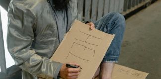 Condenan a siete años de prisión al hombre que prendió fuego a una persona sin hogar mientras dormía