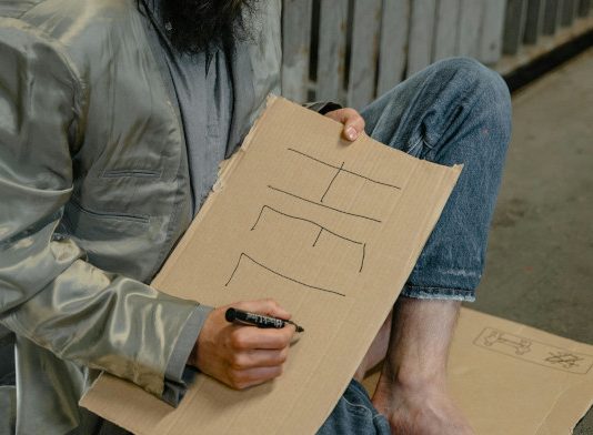 Condenan a siete años de prisión al hombre que prendió fuego a una persona sin hogar mientras dormía