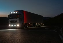 El Gobierno subvencionará con hasta 3.000 euros por persona los permisos de conducir de camiones y autobuses