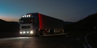 El Gobierno subvencionará con hasta 3.000 euros por persona los permisos de conducir de camiones y autobuses