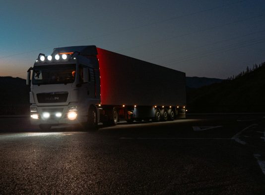 El Gobierno subvencionará con hasta 3.000 euros por persona los permisos de conducir de camiones y autobuses