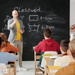 El Supremo no ve discriminatoria la orden de Educación que dotaba de auxiliares de inglés solo a centros públicos