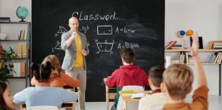 El Supremo no ve discriminatoria la orden de Educación que dotaba de auxiliares de inglés solo a centros públicos