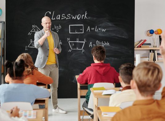 El Supremo no ve discriminatoria la orden de Educación que dotaba de auxiliares de inglés solo a centros públicos