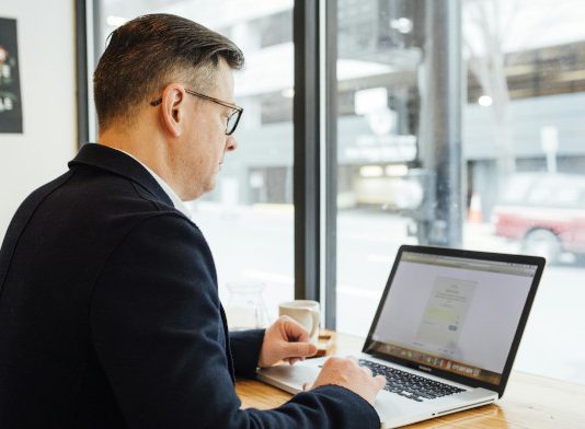 Cómo adaptarse a la nueva búsqueda con IA: claves para que tu despacho sea visible en todos los canales