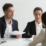 ¿Se ajusta a derecho el despido objetivo de una trabajadora en tratamiento de fertilidad cuando se alega una causa organizativa de reorganización del centro de trabajo?