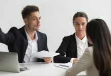 ¿Se ajusta a derecho el despido objetivo de una trabajadora en tratamiento de fertilidad cuando se alega una causa organizativa de reorganización del centro de trabajo?