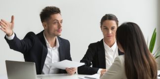 ¿Se ajusta a derecho el despido objetivo de una trabajadora en tratamiento de fertilidad cuando se alega una causa organizativa de reorganización del centro de trabajo?