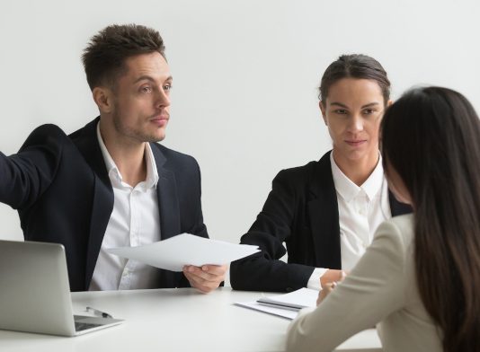¿Se ajusta a derecho el despido objetivo de una trabajadora en tratamiento de fertilidad cuando se alega una causa organizativa de reorganización del centro de trabajo?