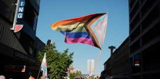 El Tribunal Supremo avala colocar la bandera LGTBI en la fachada de la Delegación del Gobierno en Valencia