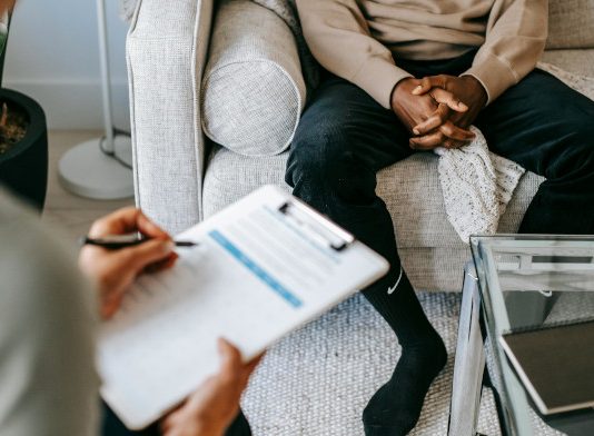 El TSJ de Madrid reconoce la incapacidad absoluta para un trabajador con una condición degenerativa de los huesos y de obesidad severa