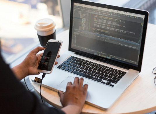 El Supremo aclara que acceder a un ordenador con una contraseña robada constituye delito de revelación de secretos