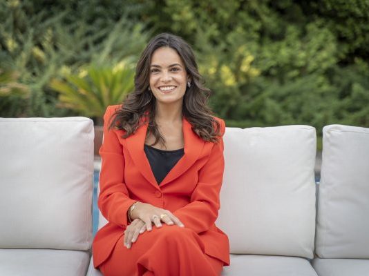 Crescenta incorpora a Elisa de Mollinedo como directora de Legal