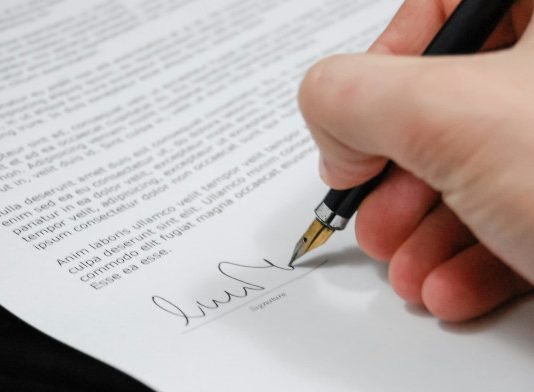 Condenado a dos años de prisión por registrar a su nombre numerosas propiedades con documentos falsificados