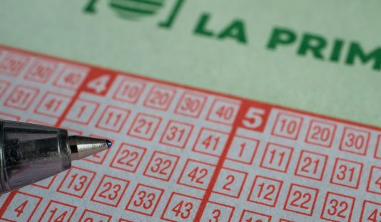 Le tocó la Primitiva y nunca lo supo: piden seis años de cárcel para el lotero acusado de apropiarse de un boleto millonario y para su hermano