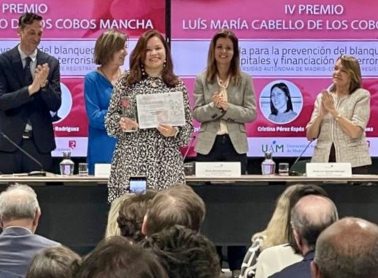 Un artículo sobre blanqueo de capitales publicado en Cinco Días Legal, reconocido por el Colegio de Registradores de España