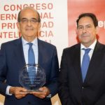 José Luis Piñar recibe el premio de la Asociación Profesional Española de Privacidad e Inteligencia Artificial a toda una trayectoria profesional