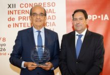 José Luis Piñar recibe el premio de la Asociación Profesional Española de Privacidad e Inteligencia Artificial a toda una trayectoria profesional