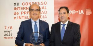 José Luis Piñar recibe el premio de la Asociación Profesional Española de Privacidad e Inteligencia Artificial a toda una trayectoria profesional