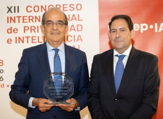 José Luis Piñar recibe el premio de la Asociación Profesional Española de Privacidad e Inteligencia Artificial a toda una trayectoria profesional