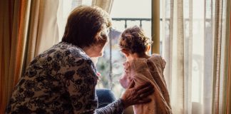 La Audiencia de Murcia avala que una abuela vea a su nieta pese a la oposición del padre