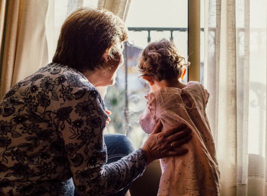 La Audiencia de Murcia avala que una abuela vea a su nieta pese a la oposición del padre