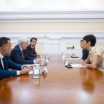 El presidente de la Abogacía traslada a Elma Saiz su voluntad de colaborar para agilizar la pasarela al RETA