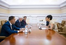 El presidente de la Abogacía traslada a Elma Saiz su voluntad de colaborar para agilizar la pasarela al RETA