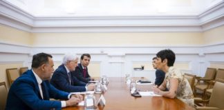 El presidente de la Abogacía traslada a Elma Saiz su voluntad de colaborar para agilizar la pasarela al RETA