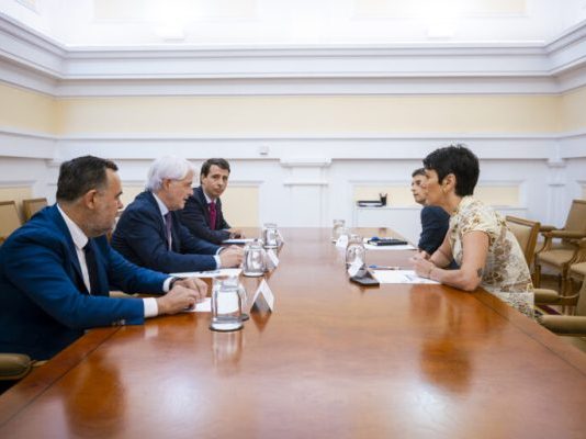 El presidente de la Abogacía traslada a Elma Saiz su voluntad de colaborar para agilizar la pasarela al RETA