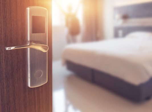 Condenado a prisión por alojarse 26 días en pensión completa en un hotel e irse sin pagar
