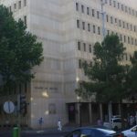 Rechazan indemnizar a una mujer por las lesiones sufridas tras tropezar y caerse en la vía pública porque el bache era “visible y no sorpresivo”