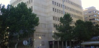 Rechazan indemnizar a una mujer por las lesiones sufridas tras tropezar y caerse en la vía pública porque el bache era “visible y no sorpresivo”