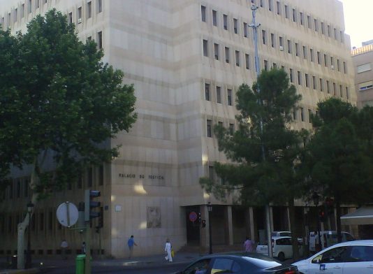 Rechazan indemnizar a una mujer por las lesiones sufridas tras tropezar y caerse en la vía pública porque el bache era “visible y no sorpresivo”