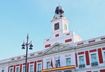 El Gobierno de Ayuso presenta alegaciones al TC para que levante la suspensión de la acusación popular