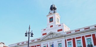 El Gobierno de Ayuso presenta alegaciones al TC para que levante la suspensión de la acusación popular