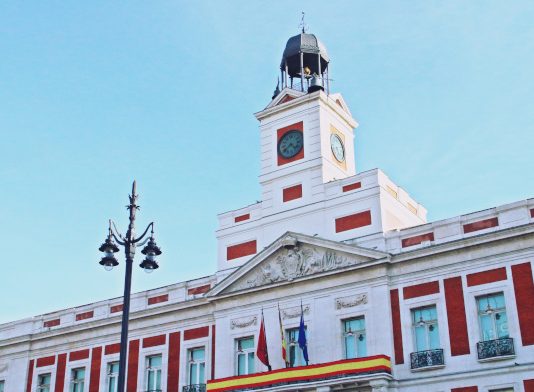 El Gobierno de Ayuso presenta alegaciones al TC para que levante la suspensión de la acusación popular