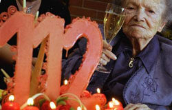 Un patrón genético predice quién vivirá más tiempo En la imagen, Rosa Rein, nacida el 24 de marzo de 1897, celebra su 112 aniversario en esta fotografía de archivo de marzo de 2008.