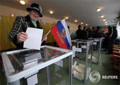 Los crimeos votan sobre unirse a Rusia mientras Moscú envía tropas