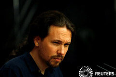 Iglesias ve en el reto independentista catalán una ocasión para echar a Rajoy Por Blanca Rodríguez 4 MIN. DE LECTURA El líder de Podemos, Pablo Iglesias, cree que el actual desafío independentista catalán no sólo no torpedea su aspiración de forjar un gobierno alternativo a Mariano Rajoy, sino que podría incluso servir para acerc