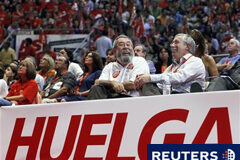 Los sindicatos proponen un 29-S sin vuelos internacionales En la imagen, el líder de la Unión General de Trabajadores, Cándido Mendez (I) e Ignacio Fernández Toxo, de Comisiones Obreras (CCOO), durante un acto sindical en Madrid el 9 de septiembre de 2010.