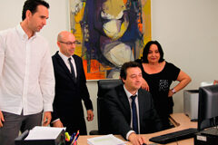 “De los muchos beneficios de Aranzadi Fusión Instituciones destacamos la gestión de nuestros expedientes, con un acceso sencillo a todas las actuaciones” Óscar Rodríguez (sentado), junto al resto del equipo: Jesús García (de pie a la izda.); el letrado adjunto Valentin Luelmo y Soledad Barba.