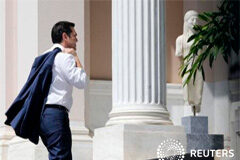 Un partido aliado del Gobierno griego dice hay límites al apoyo al Ejecutivo Photo ir al articulo El socio minoritario de Gobierno en Grecia seguirá apoyando al Ejecutivo, pero dijo que su respaldo tiene límites, dijo el martes una portavoz del partido. En la imagen, el primer ministro Alexis Tsipras llega a la sede de su gobiern