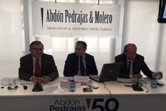 Abdón Pedrajas advierte: la lealtad a la empresa va más allá de la jornada laboral y su ruptura puede ser motivo de despido de izquierda a derecha: Ángel Blasco Peñicer, magistrado del Tribunal Supremo, Antonio Pedrajas, socio director de Abdón Pedrajas, y Tomás Sala, director de Formación de Abdón Pedrajas