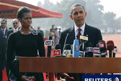Obama defiende el estímulo de la Fed de las críticas de China Imagen del 8 de noviembre de Obama hablando con la prensa junto a su mujer Michelle en una ceremonia oficial ade bienvenida en Rashtrapati Bhavan, Nueva Delhi.