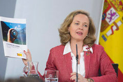 El Gobierno presenta sesenta medidas “para impulsar un crecimiento económico sostenible e inclusivo” La ministra de Economía y Empresa, Nadia Calviño, durante su intervención en la rueda de prensa posterior al Consejo de Ministros.