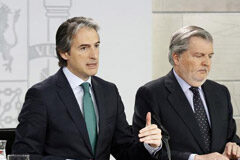 Los afectados por desahucios podrán acceder a viviendas de la banca por una renta de hasta 400 euros mensuales El ministro de Educación, Cultura y Deporte y portavoz del Gobierno, Íñigo Méndez de Vigo, y el ministro de Fomento, Íñigo de la Serna, durante la rueda de prensa posterior al Consejo de Ministros.