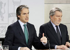 El ministro de Educación, Cultura y Deporte y portavoz del Gobierno, Íñigo Méndez de Vigo, y el ministro de Fomento, Íñigo de la Serna, durante la rueda de prensa posterior al Consejo de Ministros. El ministro de Educación, Cultura y Deporte y portavoz del Gobierno, Íñigo Méndez de Vigo, y el ministro de Fomento, Íñigo de la Serna, durante la rueda de prensa posterior al Consejo de Ministros.