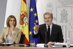 Aprobada la distribución de dos millones de euros para los gastos de los juzgados de paz El ministro de Educación, Cultura y Deporte y portavoz del Gobierno, Íñigo Méndez de Vigo, y la ministra de Defensa, María Dolores de Cospedal durante la rueda de prensa posterior al Consejo de Ministros