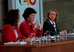 La ministra de Educación y Formación Profesional y portavoz del Gobierno, Isabel Celaá, la ministra de Hacienda, María Jesús Montero, y la ministra de Economía y Empresa, Nadia Calviño, durante la rueda de prensa posterior al Consejo de Ministros.